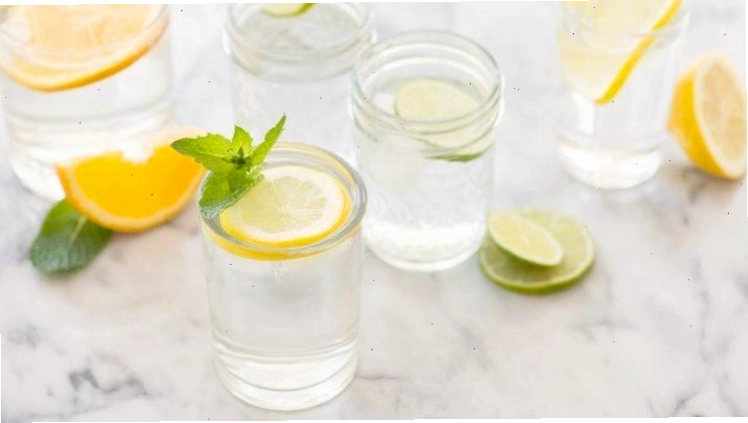 Ly nước ép trái cây tươi ngon và bổ dưỡng cho bữa sáng