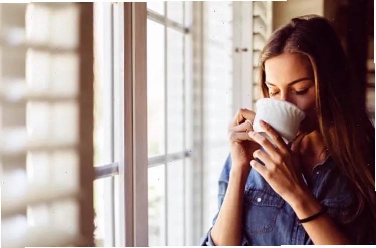 Ly sinh tố xanh mát với rau củ và trái cây