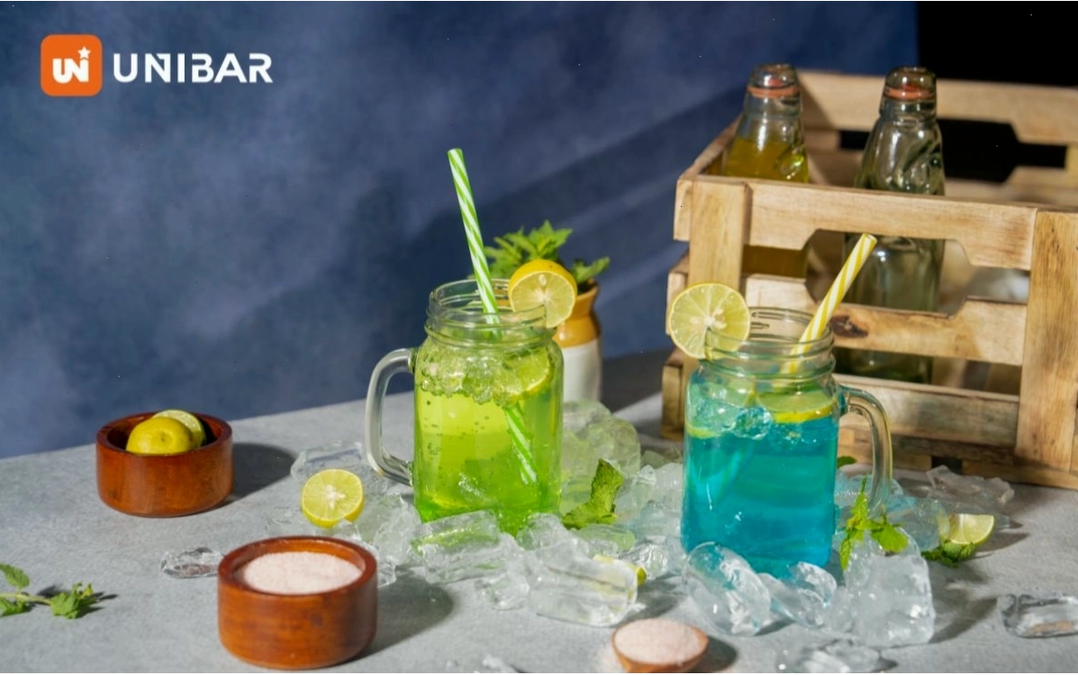 Ly soda chanh với đá và lá bạc hà tươi mát