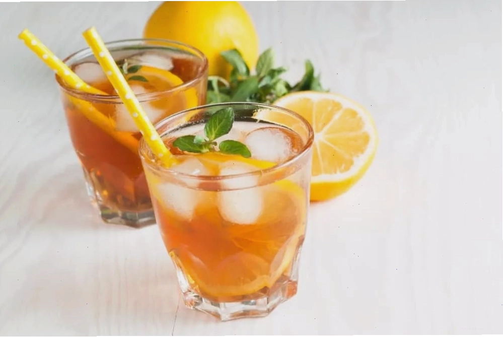 Ly trà chanh thơm mát với đá viên và lát chanh tươi
