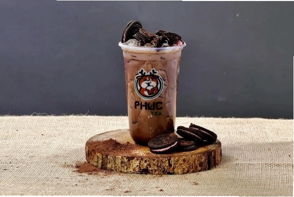 Ly trà sữa Oreo với vụn bánh giòn tan phủ trên bề mặt