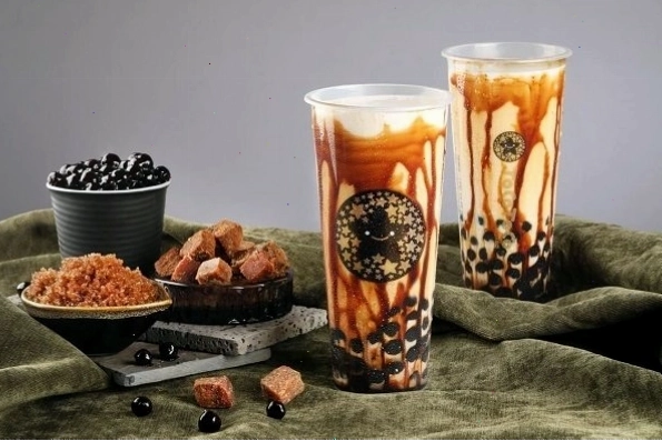 Ly trà sữa trân châu đường đen hấp dẫn với topping dai ngon