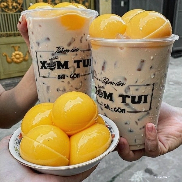 Ly trà sữa với topping pudding mềm mịn và đa dạng hương vị