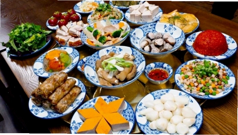 Mâm cỗ đám giỗ miền Bắc với các món truyền thống như gà luộc, nem rán, giò lụa