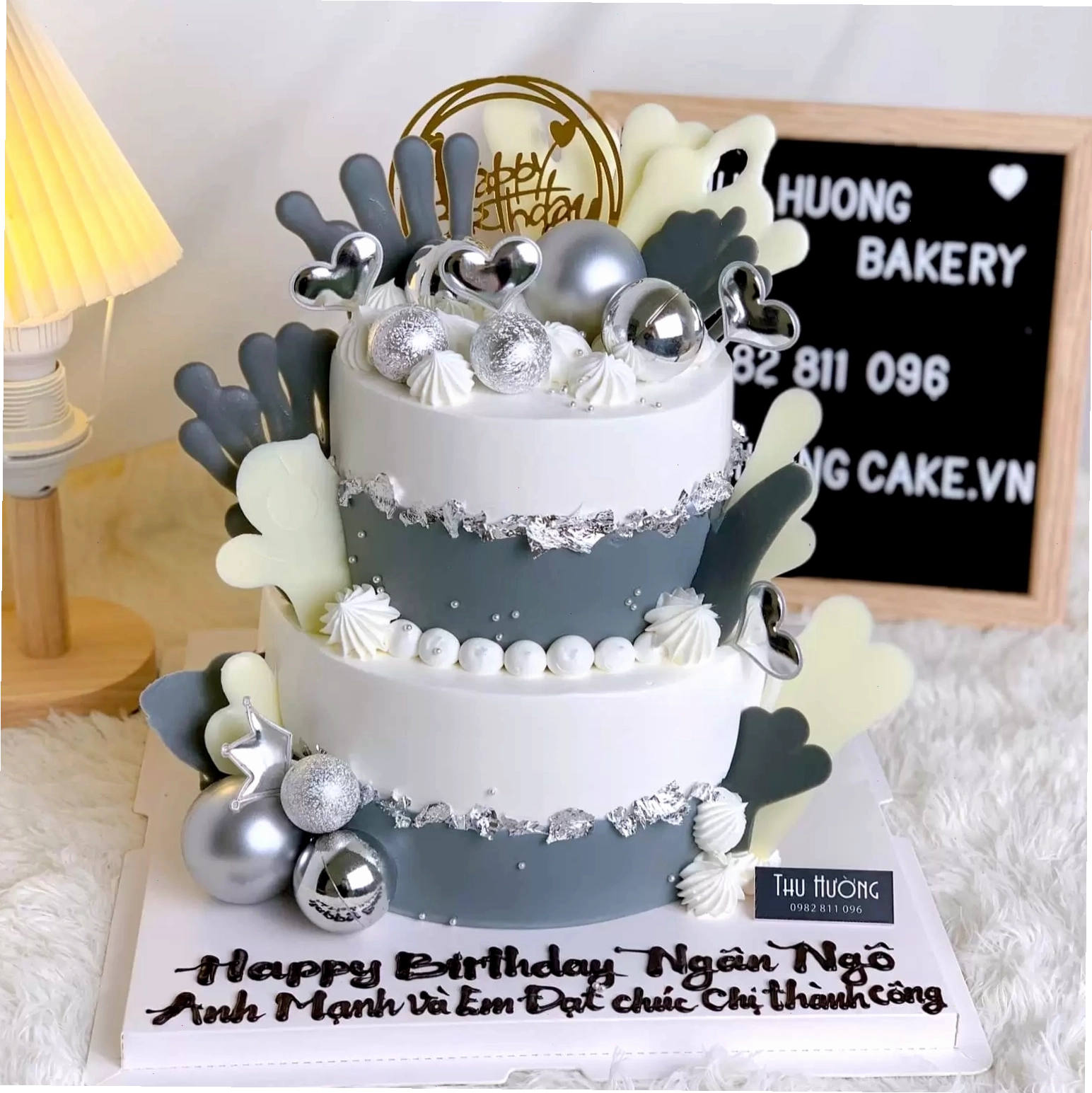 Mẫu bánh kem 2 tầng thiết kế đơn giản với gam màu pastel nhẹ nhàng