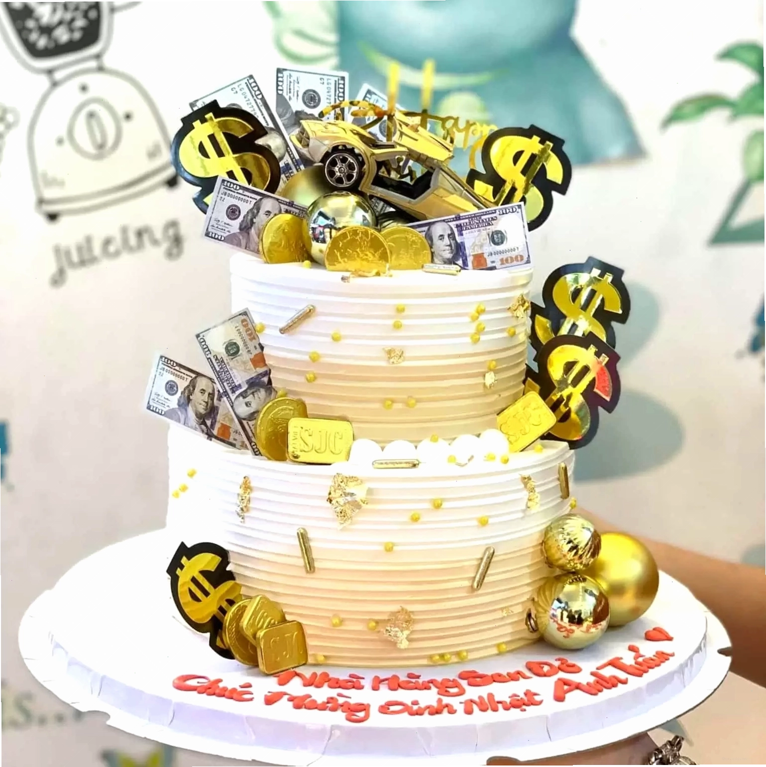 Mẫu bánh kem 2 tầng trang trí độc đáo với hình ảnh tiền và xe sang trọng