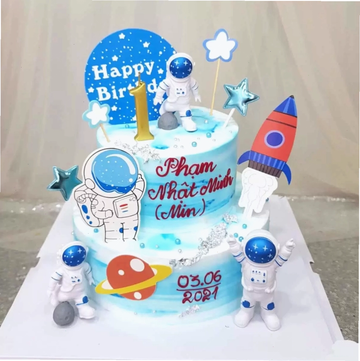 Mẫu bánh sinh nhật 2 tầng phi hành gia sáng tạo, độc đáo