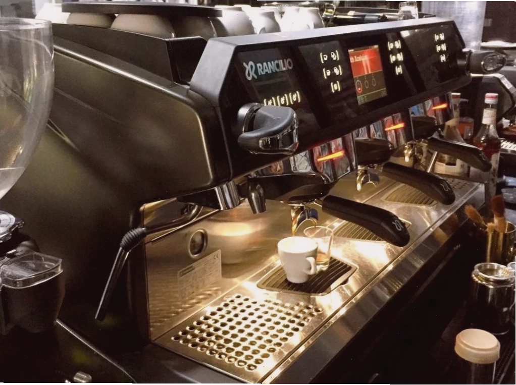 Máy pha cà phê espresso chuyên nghiệp tại lớp học