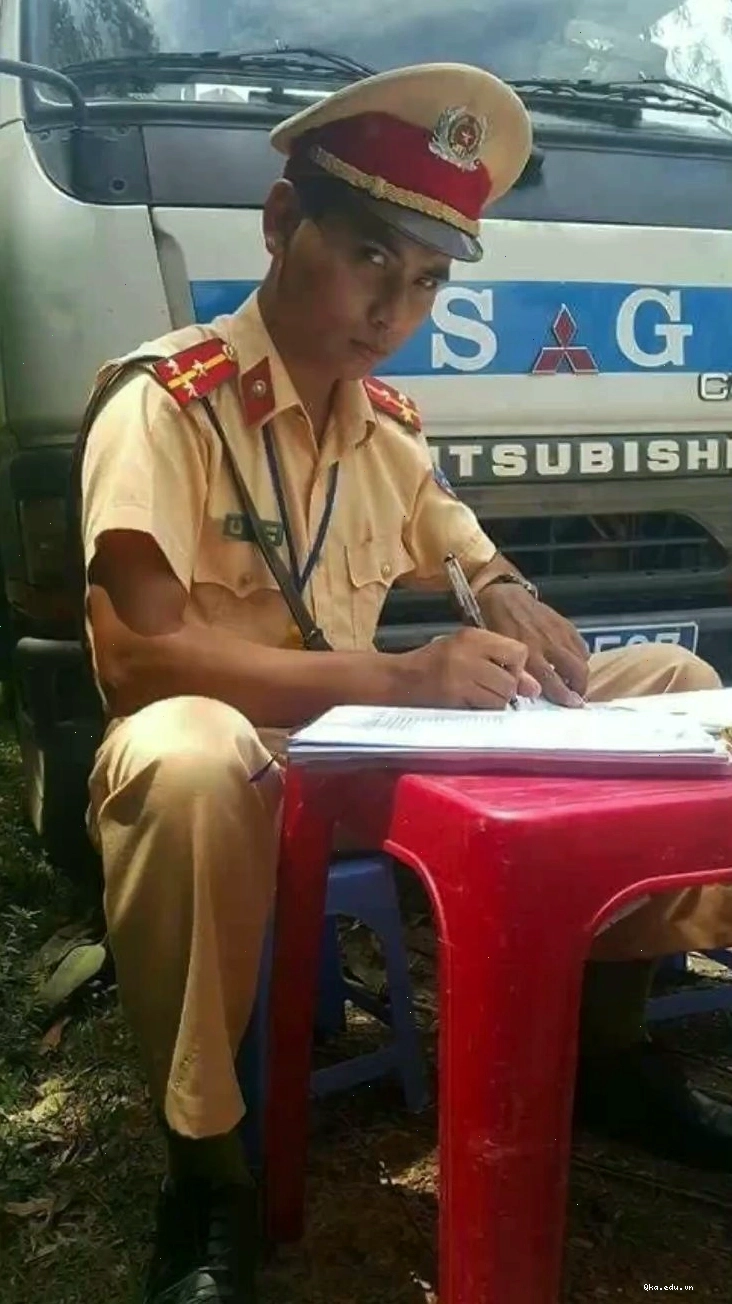 Meme công an đã xem thể hiện sự hài hước khi bình luận trên mạng xã hội