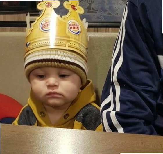 Meme em bé buồn chán với đôi mắt rơm rớm nước