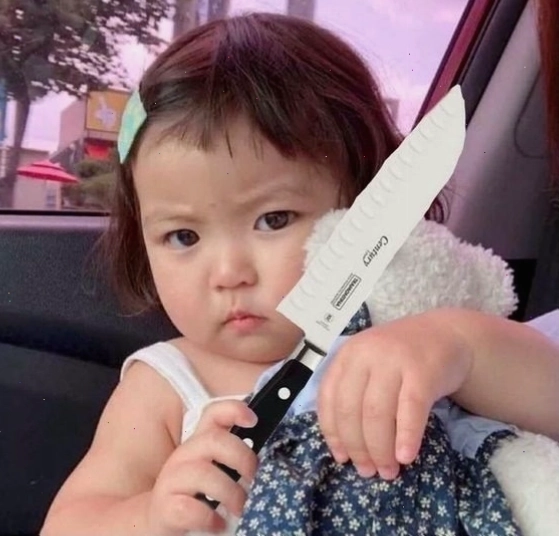 Meme em bé cầm đồ vật như dao đe dọa