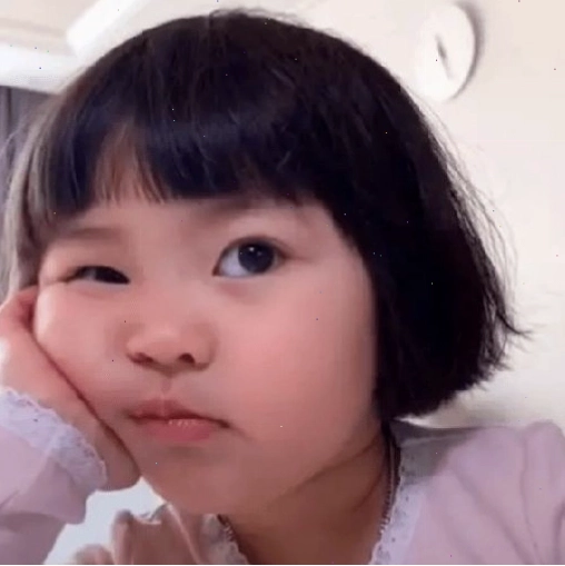 Meme em bé chán nản thể hiện sự không hài lòng