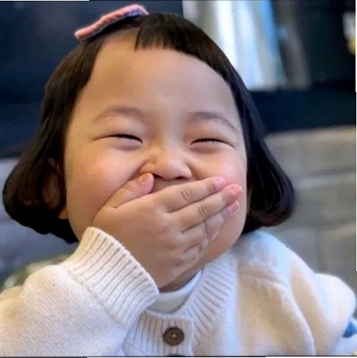 Meme em bé cười tít mắt thể hiện niềm vui bất tận