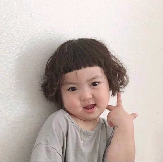 Meme em bé cười tươi vui vẻ