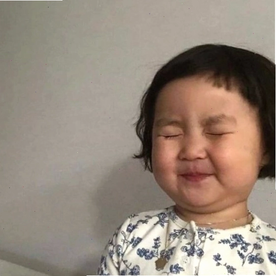 Meme em bé cười xinh với má hồng đáng yêu
