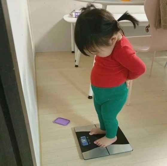 Meme em bé đang cân nhắc một vấn đề khó khăn