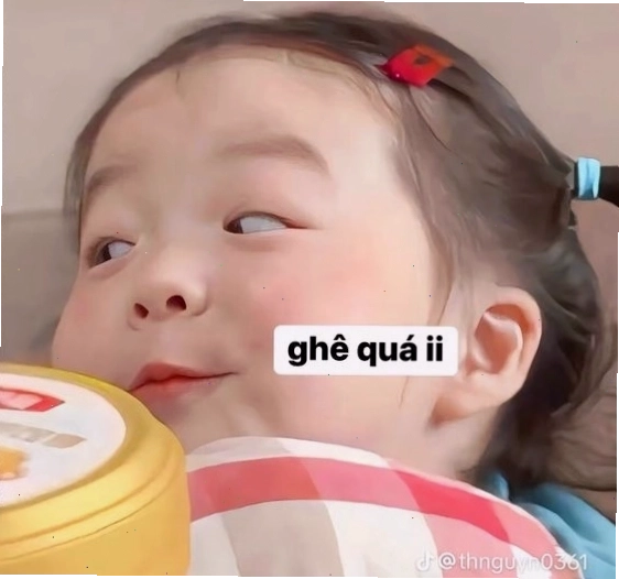 Meme em bé đang chọc ghẹo người khác