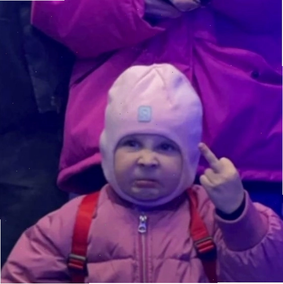Meme em bé với vẻ mặt giận dữ hài hước