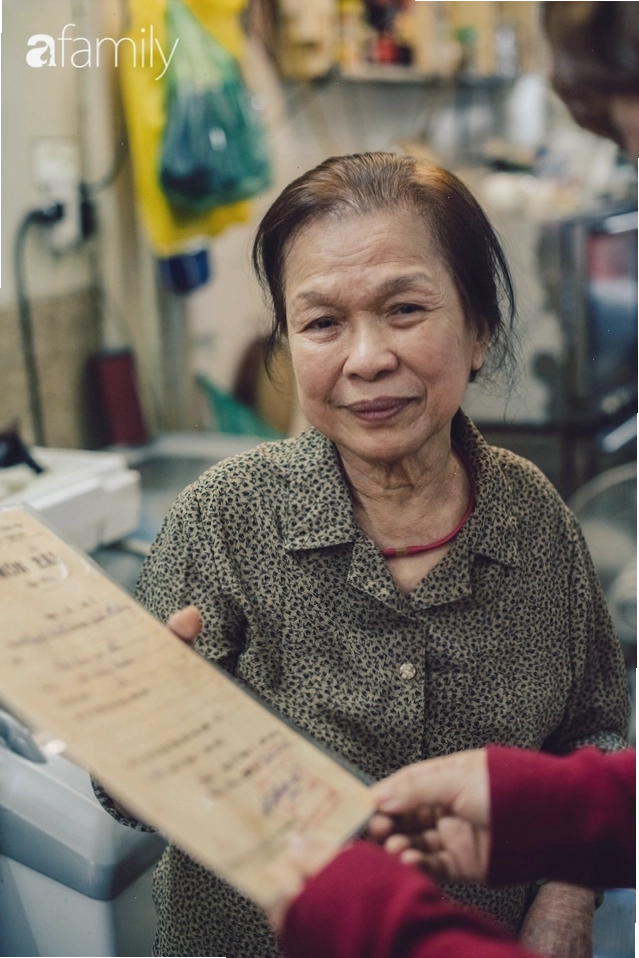 Miếng giò lụa cắt ra có màu hồng tự nhiên