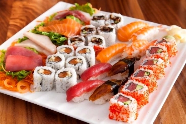 Miếng sashimi cá hồi đỏ au, mọng nước bày trí cùng lá tía tô xanh mướt