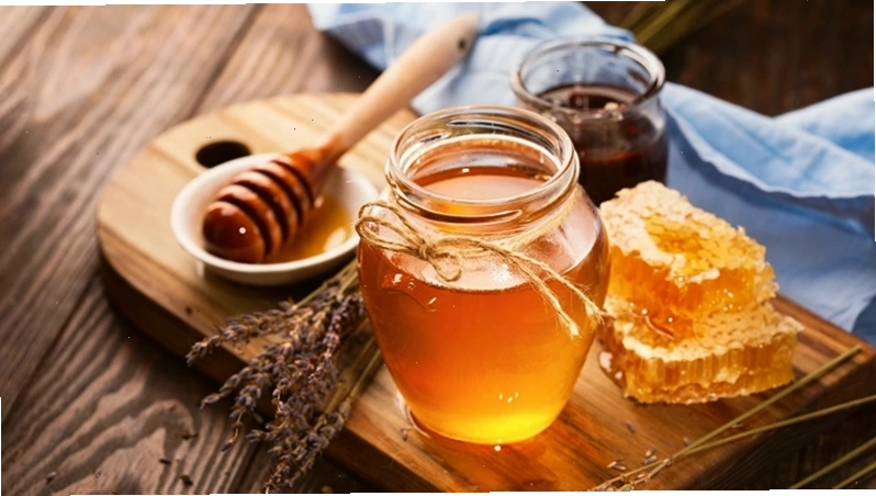Minh họa cách pha mật ong với nước ấm