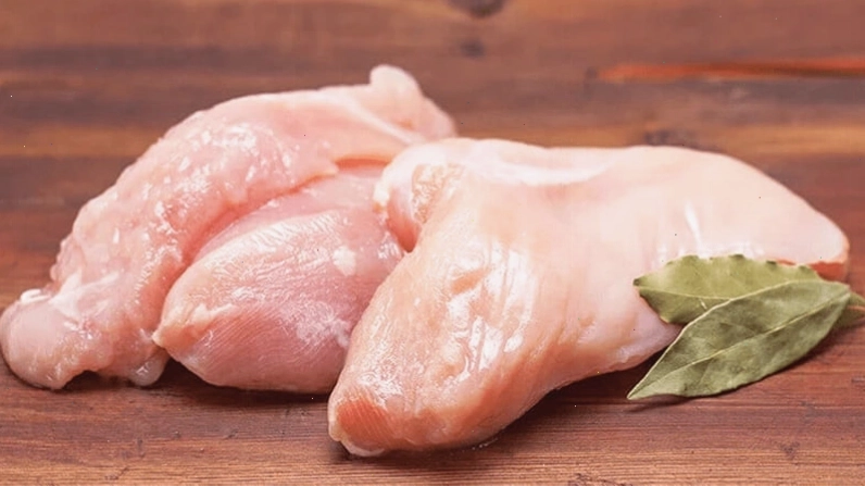 Minh họa nguyên nhân ức gà dễ bị khô khi chế biến
