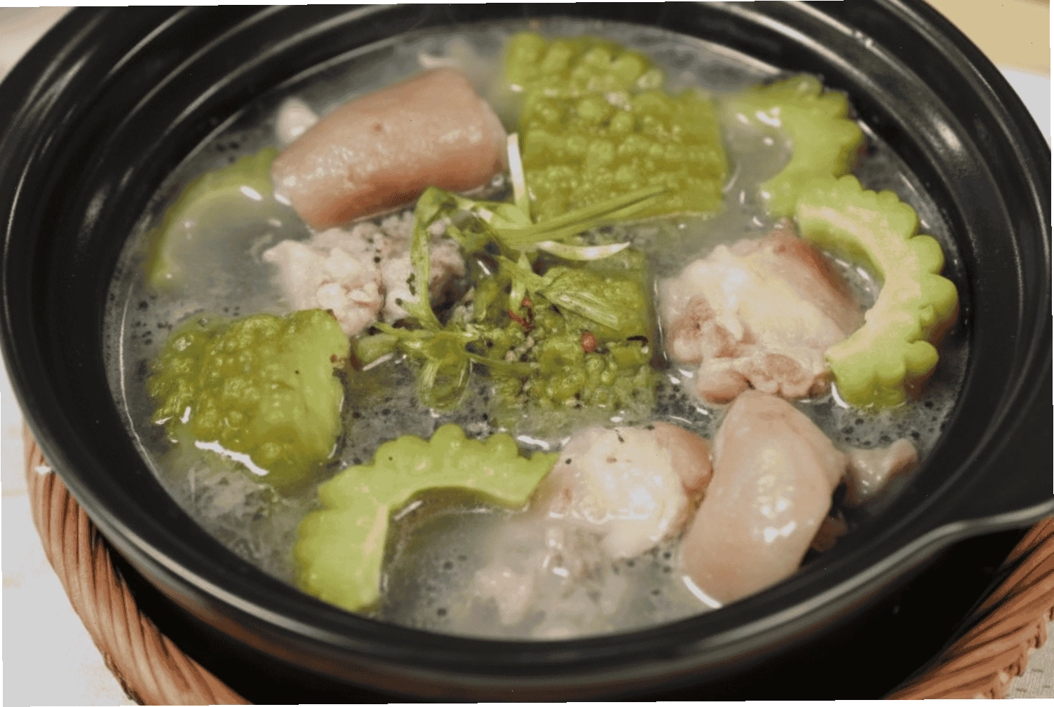 Món canh đuôi heo nấu khổ qua thanh mát