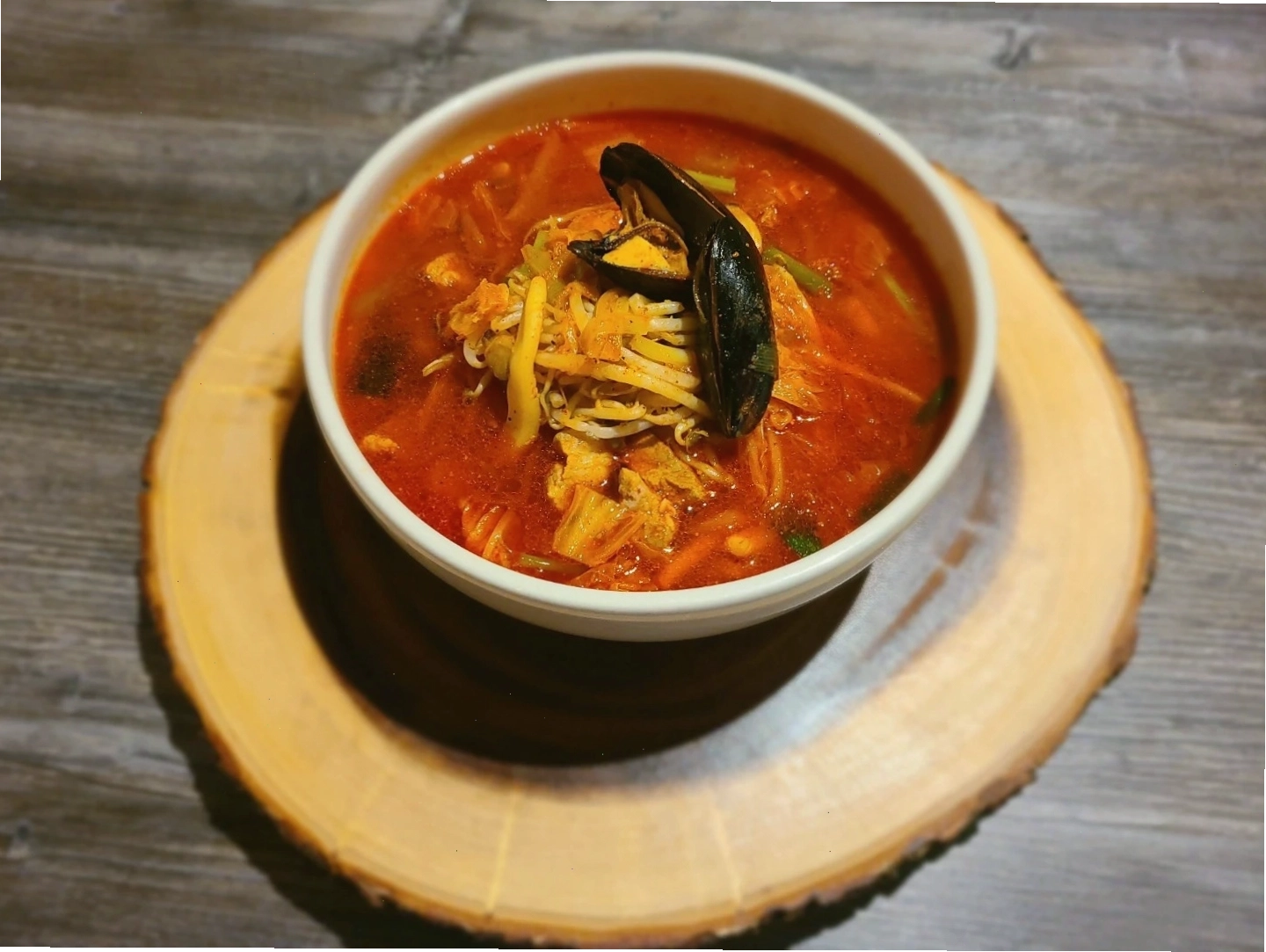 Món cơm trộn Bibimbap đầy màu sắc, biểu tượng của ẩm thực Hàn Quốc