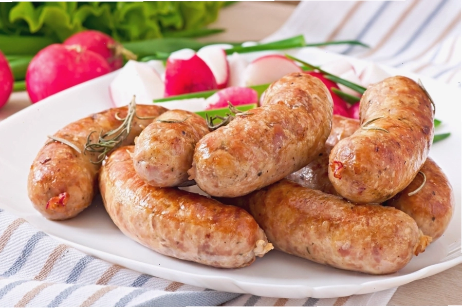 Món lạp xưởng đỏ rực cùng các món ăn truyền thống trên mâm cỗ Tết