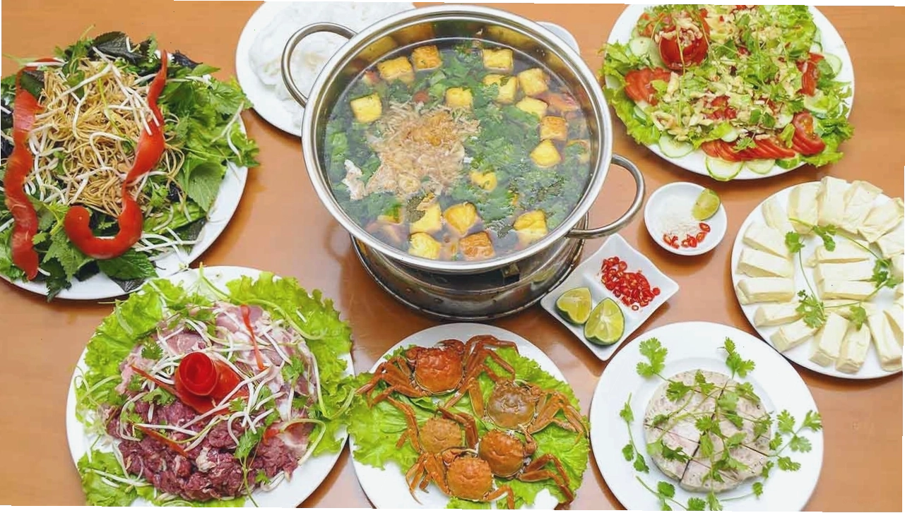 Món lẩu cá linh bông điên điển đặc trưng của miền Tây