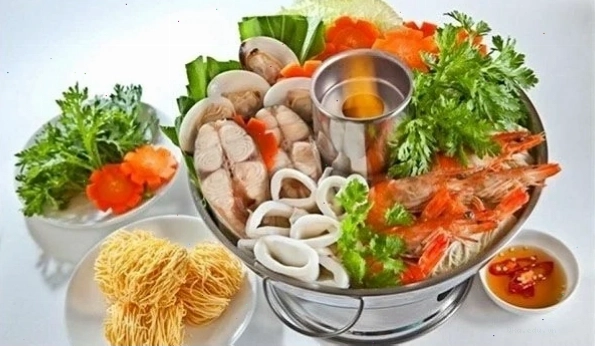Món lẩu Thái hải sản rực rỡ màu sắc và thơm ngon