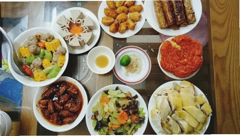 Món thịt kho tàu và chả giò tôm thịt trong thực đơn đám giỗ miền Nam
