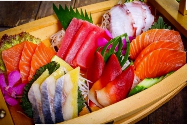 Một gia đình đang thưởng thức bữa ăn Nhật Bản ấm cúng tại nhà