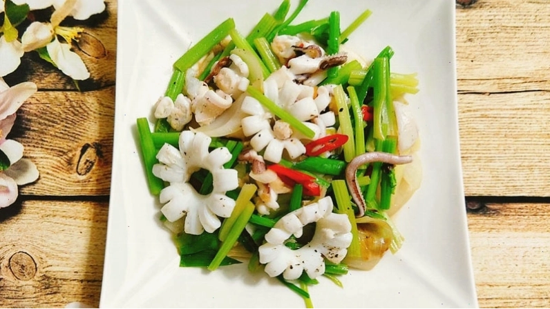 Mực xào cần tây giòn ngon, thanh mát