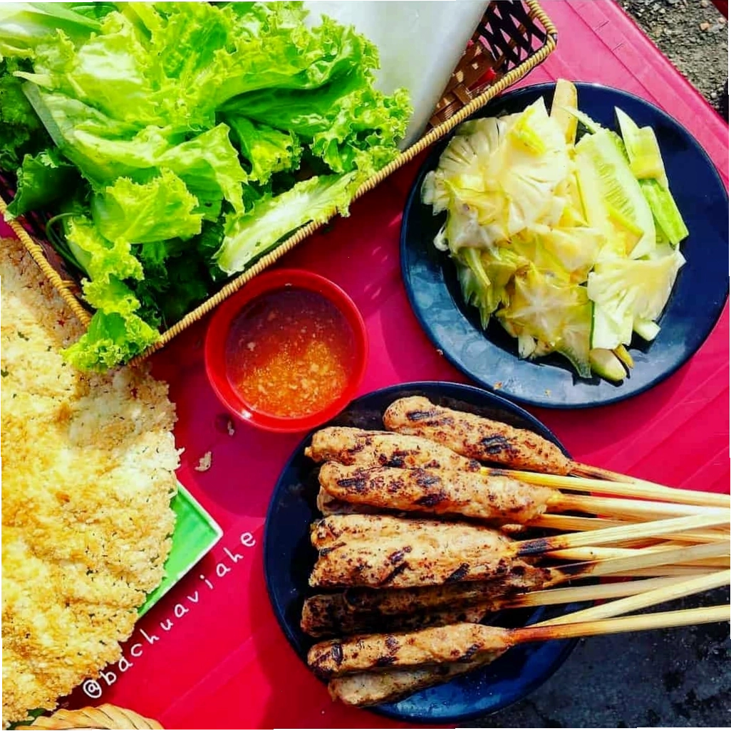 Nem lụi Huế nướng thơm lừng, cuốn cùng rau sống và bánh tráng