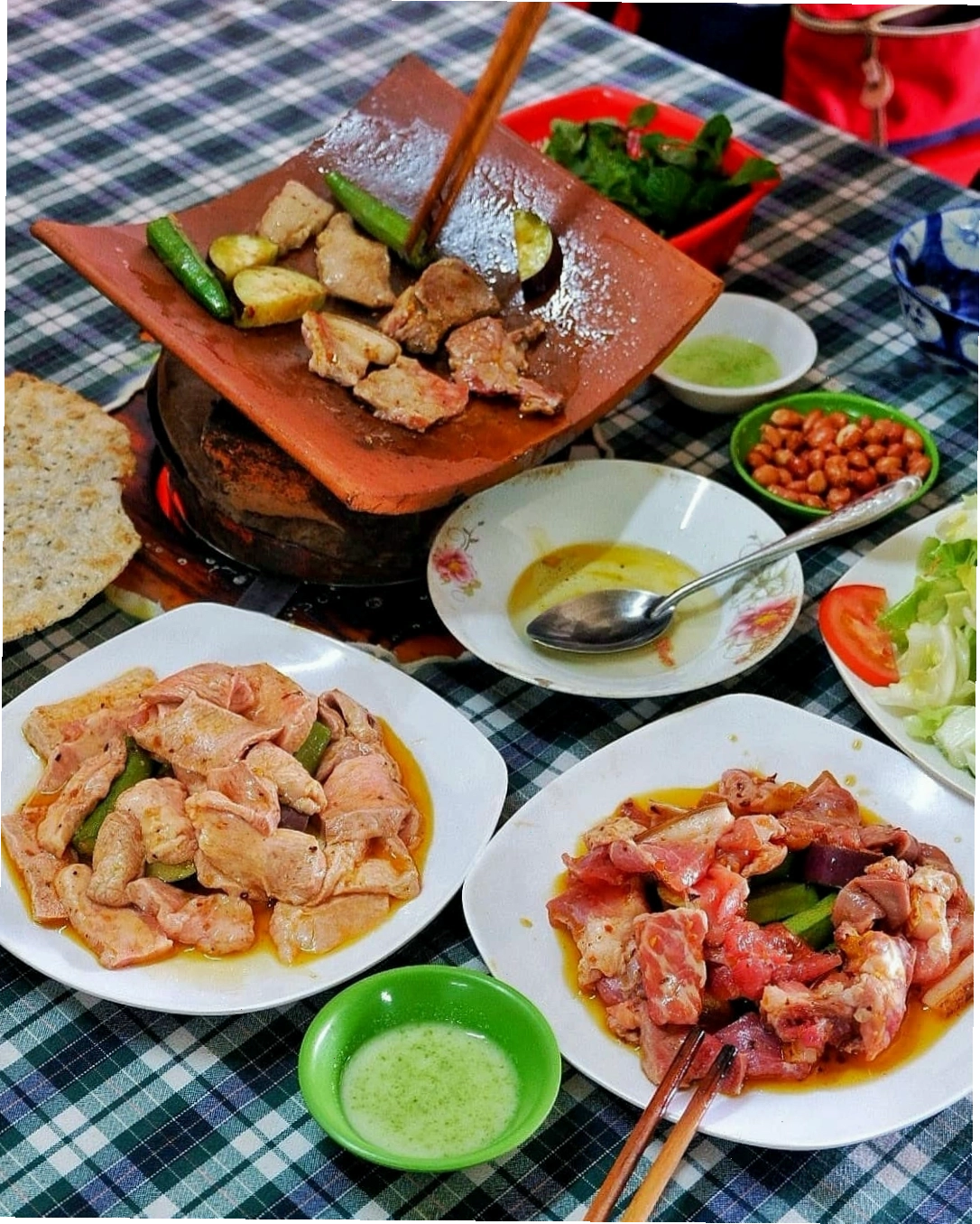 Nem nướng Đà Lạt cuốn bánh tráng và rau sống