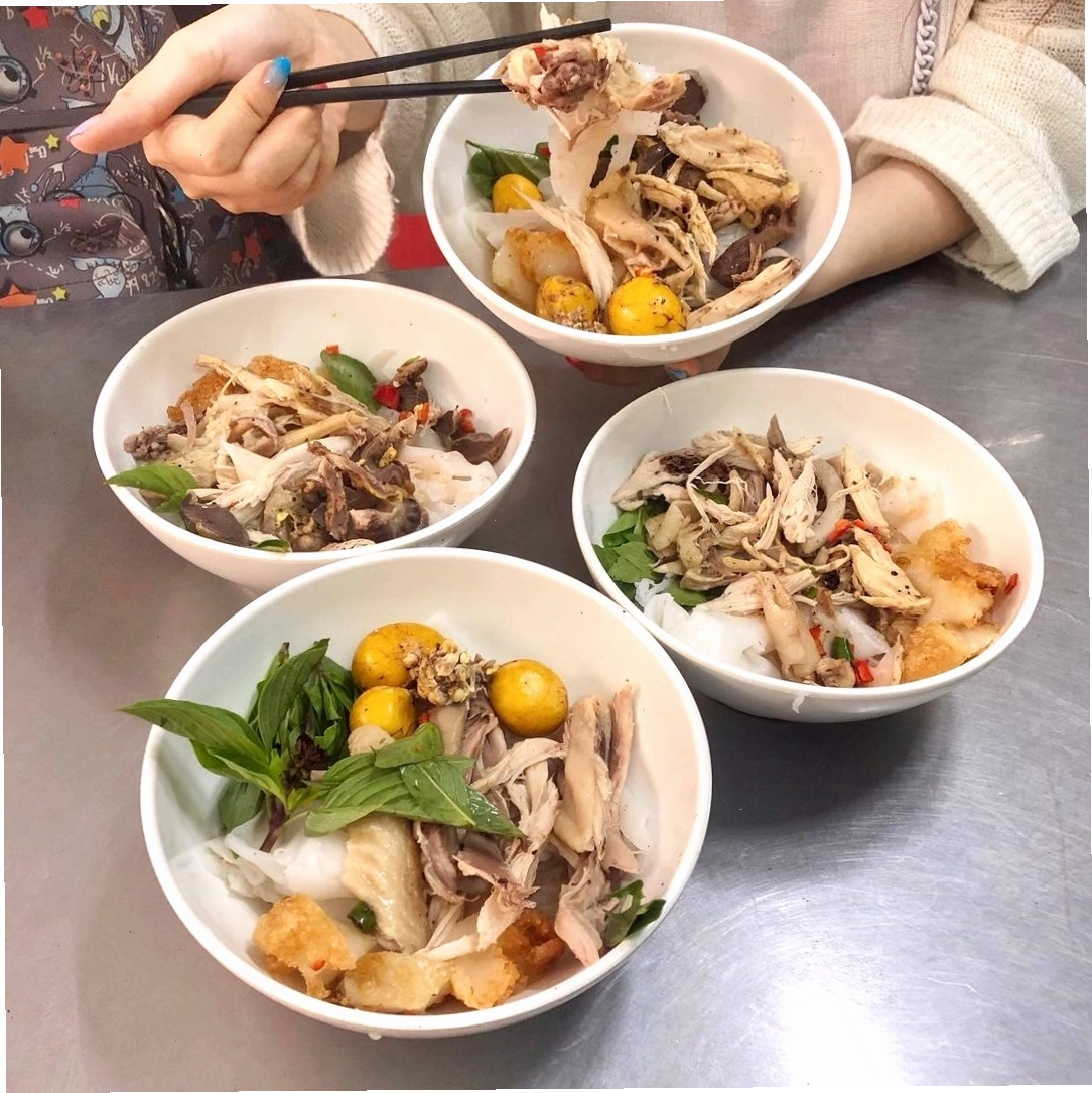 Nem nướng Đà Lạt thơm ngon với nước sốt đậu phộng đặc trưng