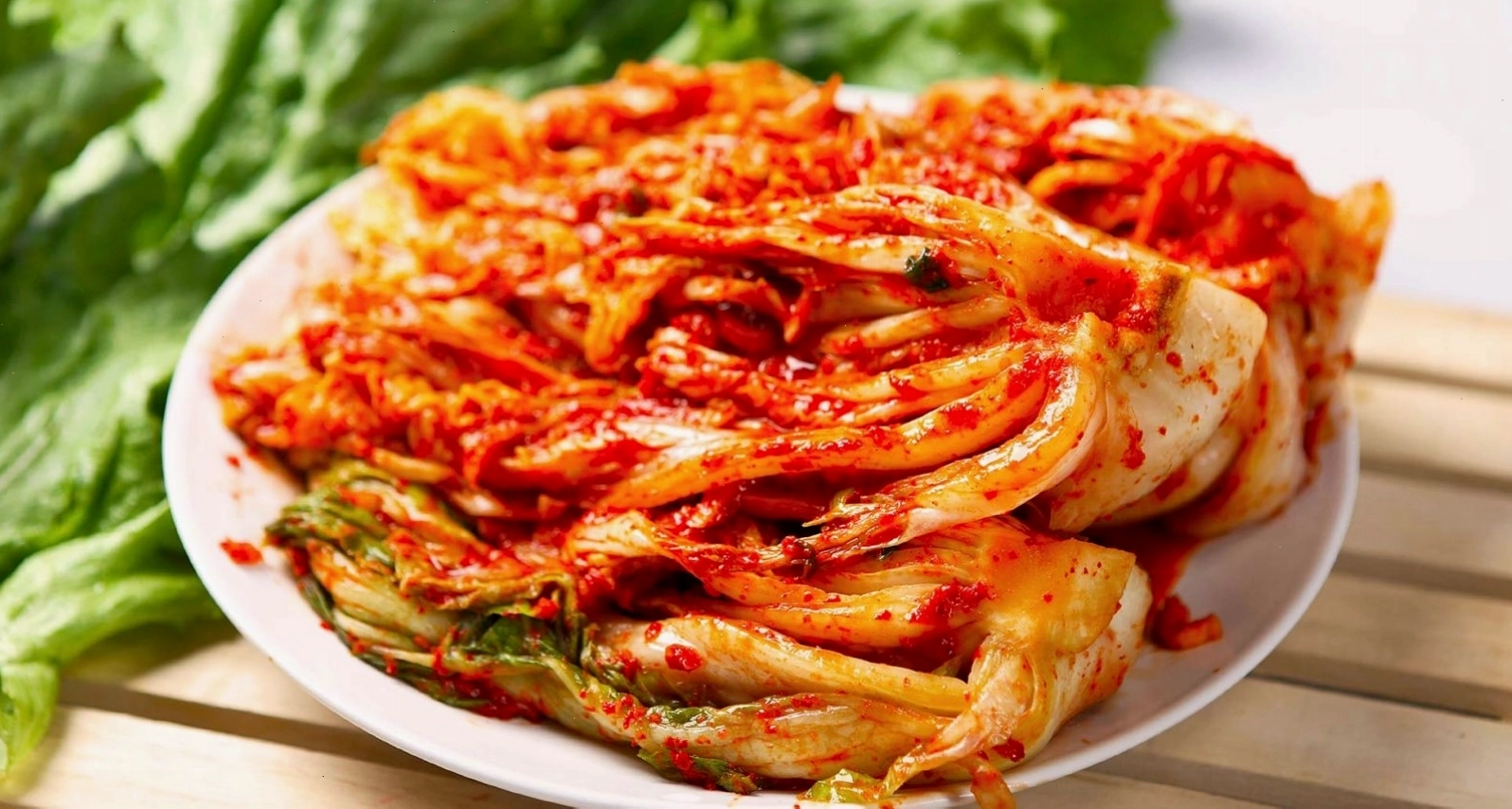 Những khay kim chi đỏ rực, bắt mắt, thể hiện sự đa dạng của món ăn truyền thống này