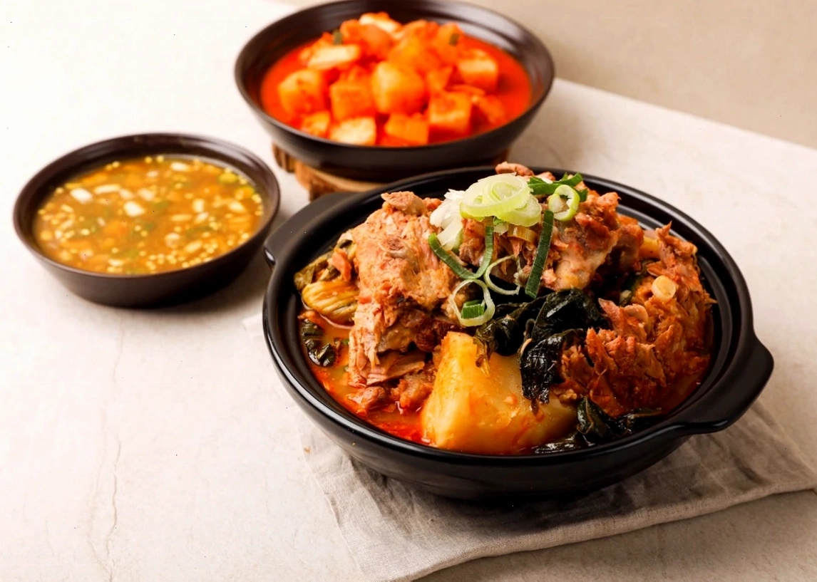 Nồi canh Gamjatang nóng hổi với những miếng xương heo lớn và khoai tây