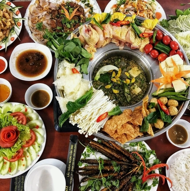Nồi lẩu bần Cần Thơ với hương vị chua thanh mát độc đáo