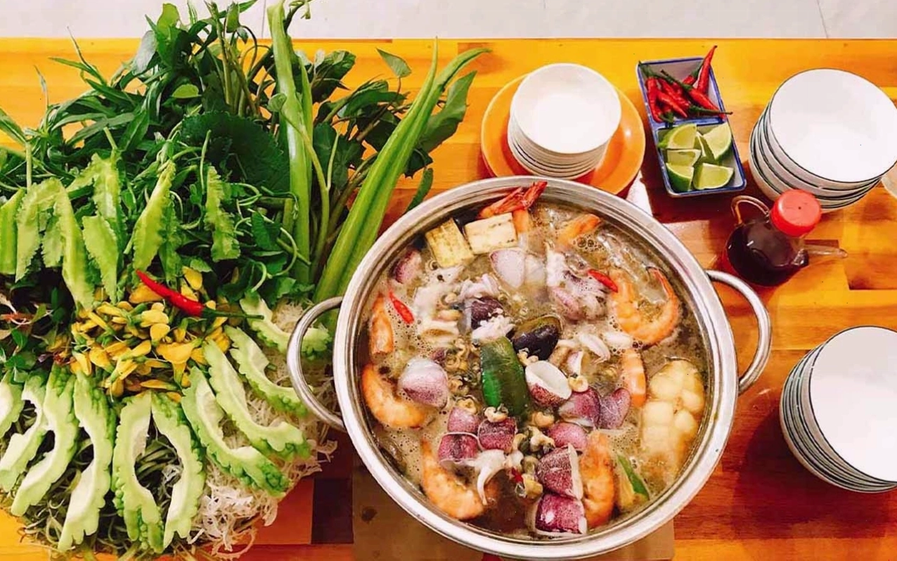 Nồi lẩu mắm miền Tây hấp dẫn với nhiều loại topping