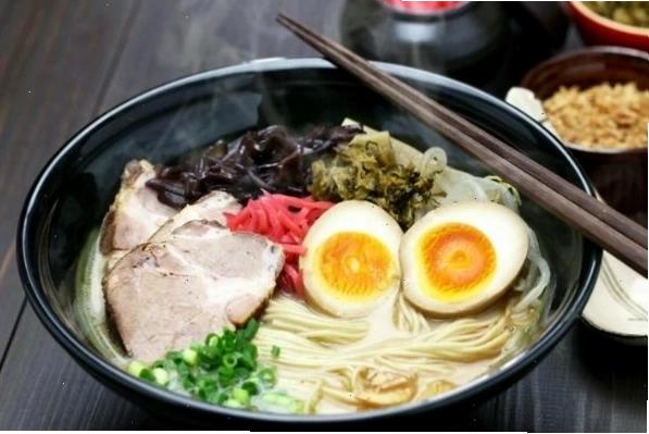 Nồi lẩu shabu-shabu với nhiều loại thịt, rau củ tươi ngon