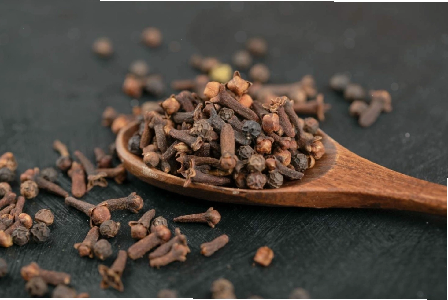 Nụ đinh hương, gia vị có mùi thơm nồng, cay ấm