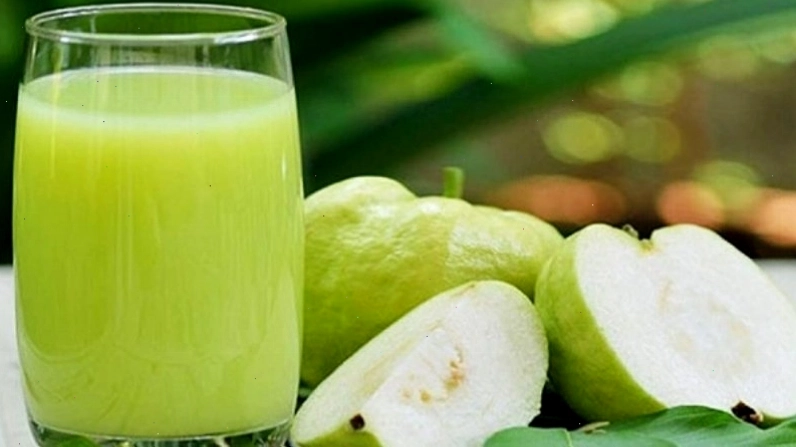 Nước ép ổi giàu vitamin C và chất xơ