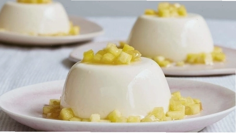 Panna cotta mịn màng ăn kèm sốt chanh dây