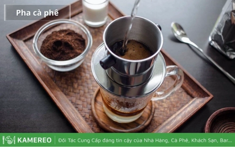 Pha cà phê bằng phin truyền thống