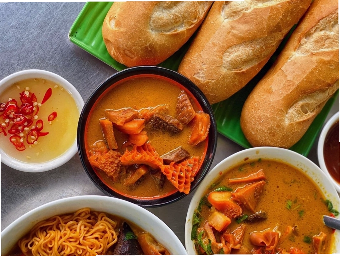 Phá lấu bò hấp dẫn ăn kèm bánh mì