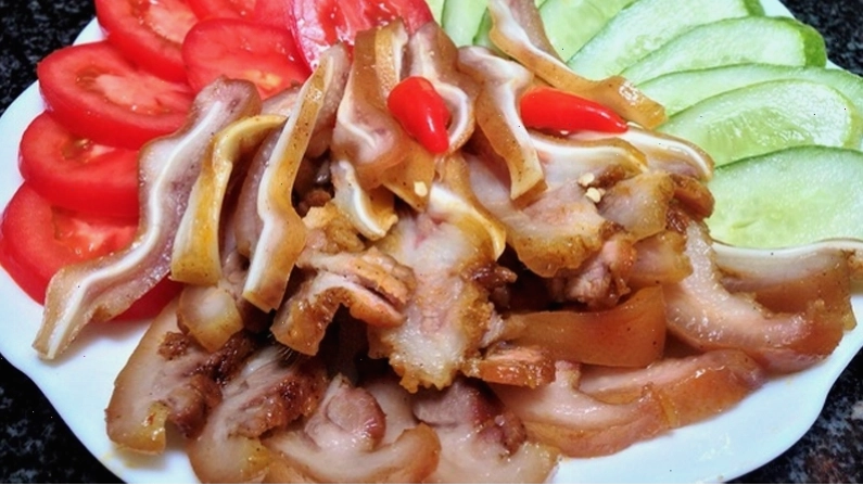 Phá lấu tai heo đậm đà gia vị