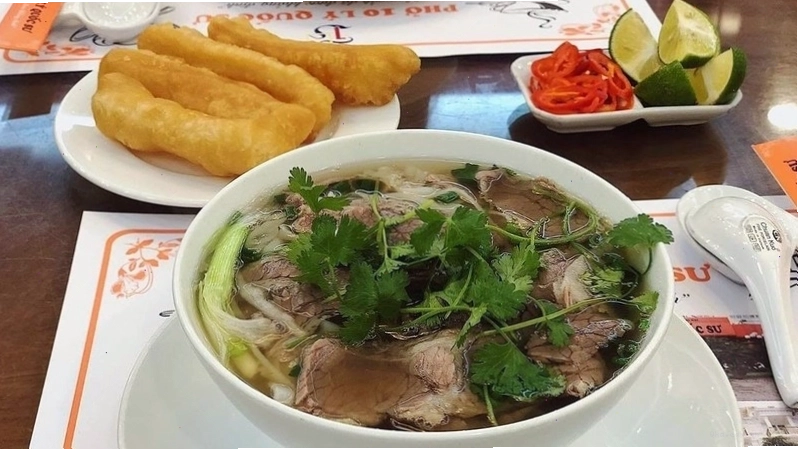 Phở - món ăn truyền thống đặc trưng của người Hà Nội với nước dùng ngọt thanh