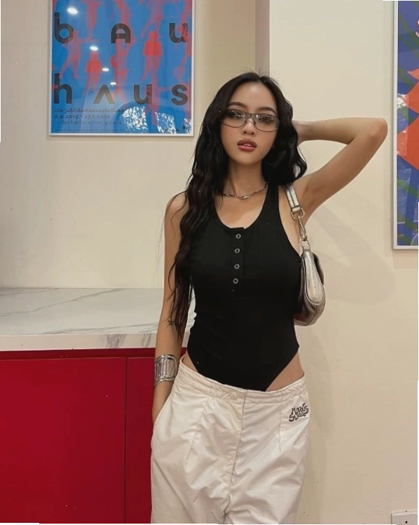 Phối đồ với bodysuit có dây tạo vẻ ngoài sành điệu